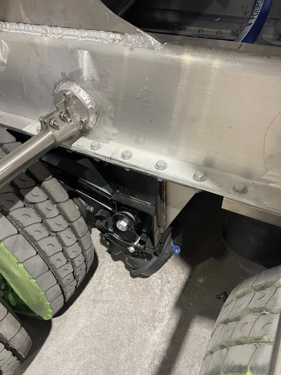 Zinkspray på skyddsplåt mellan chassi och tank, på tankbil för permanent rostskydd