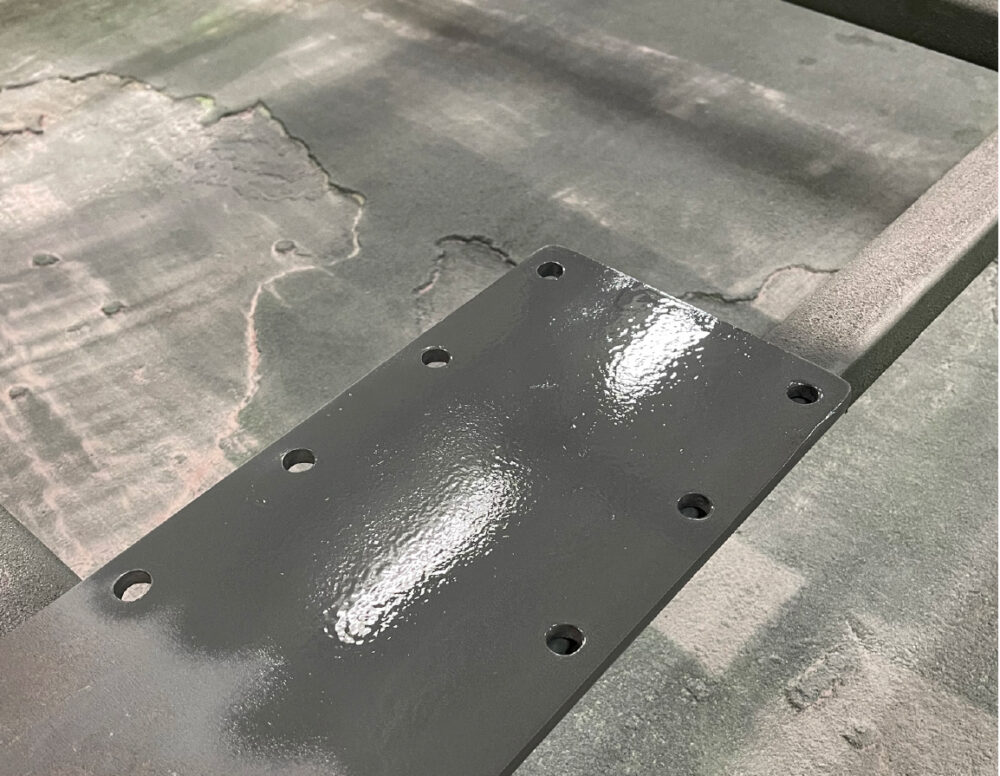 Zinc spray on protection plate between chassis and tank, for permanent rust protection